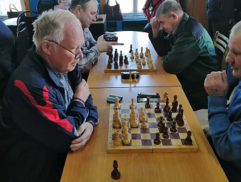 Партии в шахматах и шашках разыграли ветераны спорта 40+